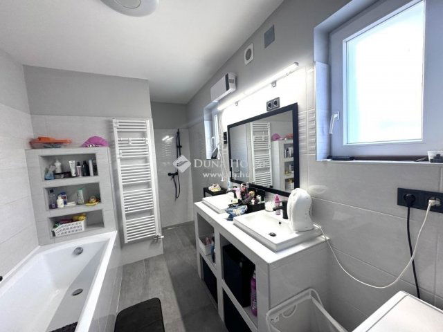 Eladó családi ház, Pécsett 105 M Ft, 4 szobás