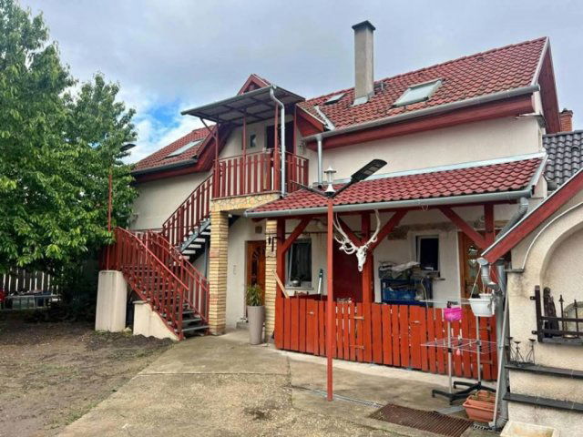 Eladó családi ház, Vecsésen 73.5 M Ft, 7 szobás