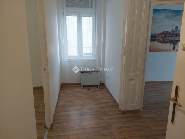 Kiadó iroda, Budapesten, II. kerületben, Kavics utcában, 8 szobás