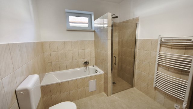 Eladó családi ház, Debrecenben 122 M Ft, 5 szobás