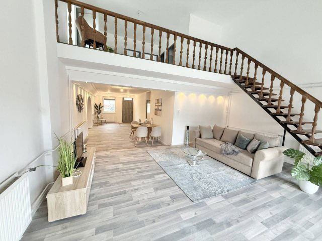 Eladó családi ház, Pécsett 89.9 M Ft, 5 szobás