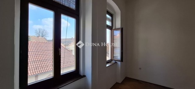 Eladó téglalakás, Pécsett 62.99 M Ft, 3 szobás