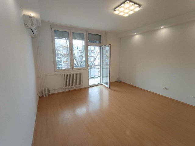 Eladó téglalakás, Tatabányán 44.9 M Ft, 3 szobás