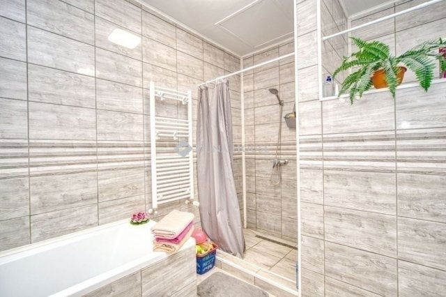 Eladó családi ház, Vecsésen 112 M Ft, 4 szobás