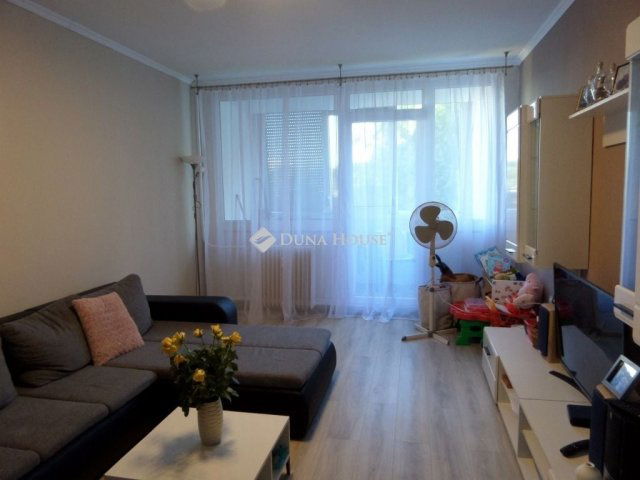 Eladó panellakás, Komlón 24.5 M Ft, 3 szobás
