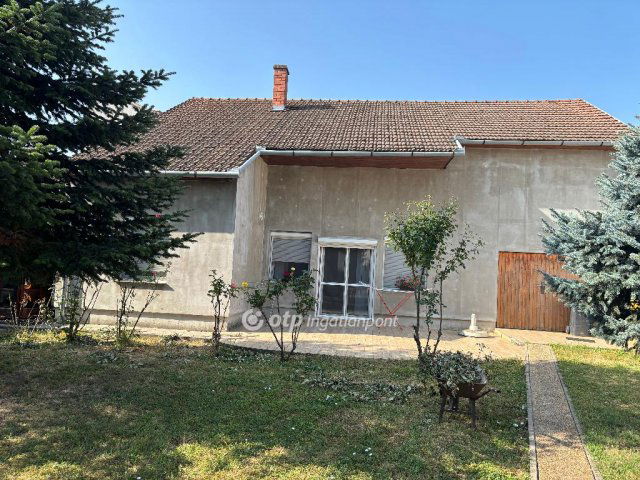 Eladó családi ház, Mohácson 130 M Ft, 4 szobás