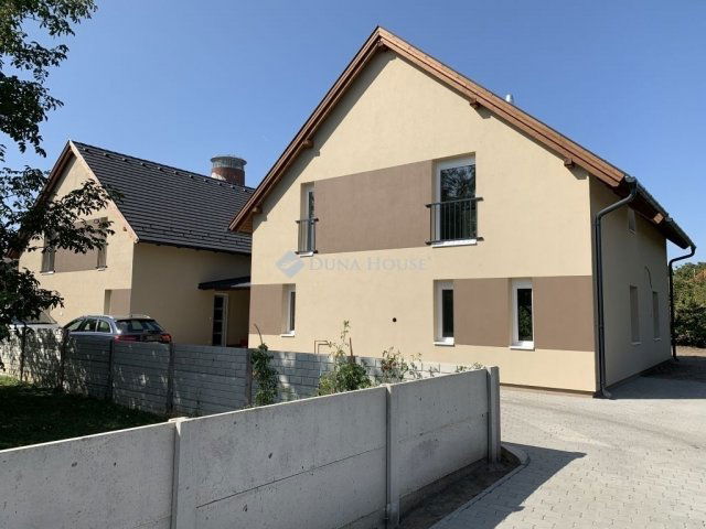 Eladó ikerház, Százhalombattán 135 M Ft, 5 szobás