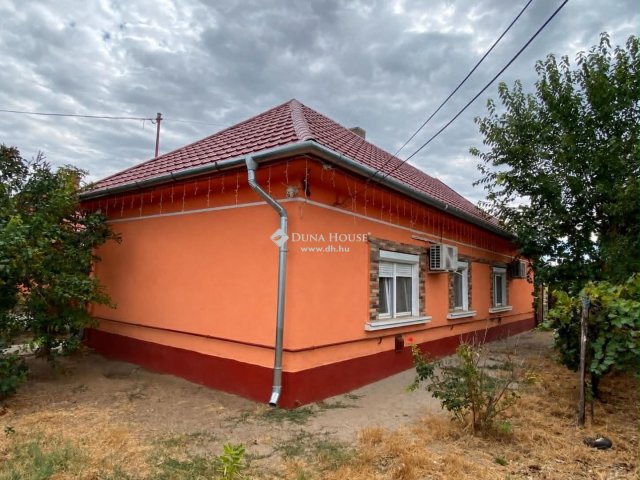 Eladó családi ház, Dánszentmiklóson 73.649 M Ft, 3 szobás