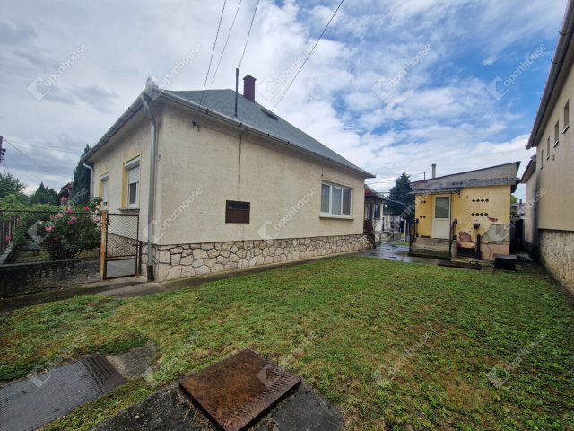 Eladó családi ház, Komáromban 47.9 M Ft, 3 szobás