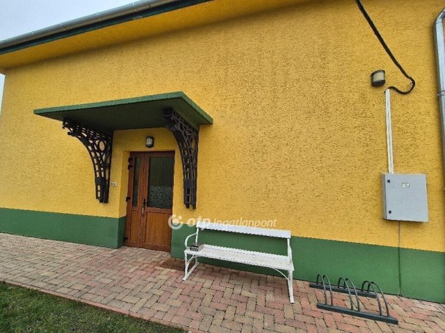 Eladó téglalakás, Szentesen 142.5 M Ft, 7 szobás