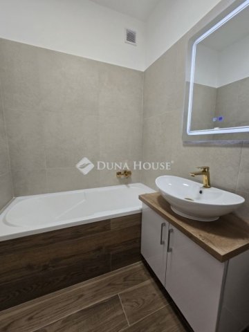 Eladó panellakás, Pécsett 49.9 M Ft, 3 szobás