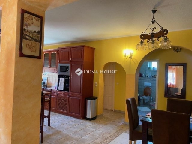 Eladó családi ház, Taksonyon 349 M Ft, 9 szobás