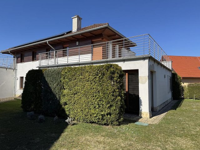 Eladó családi ház, Ürömön 438 M Ft, 8 szobás