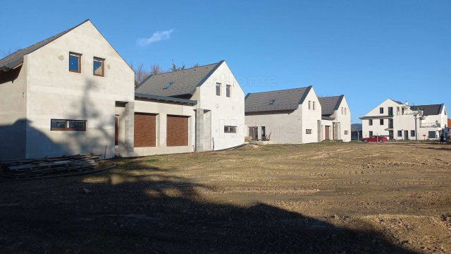 Eladó családi ház, Keszthelyen 98 M Ft, 16 szobás