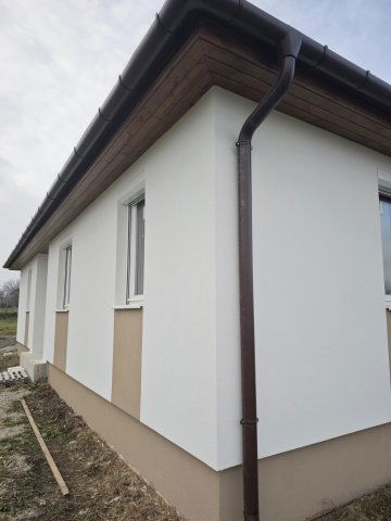 Eladó családi ház, Péren 89.9 M Ft, 4 szobás