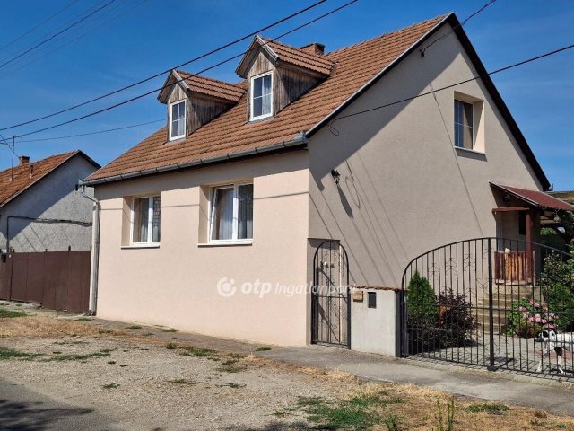 Eladó családi ház, Szécsényen 54 M Ft, 4 szobás