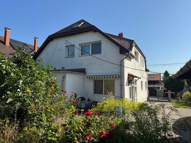 Eladó családi ház, Veszprémben 149.9 M Ft, 8 szobás