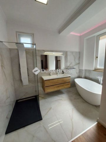 Eladó téglalakás, Baján 99.99 M Ft, 2 szobás