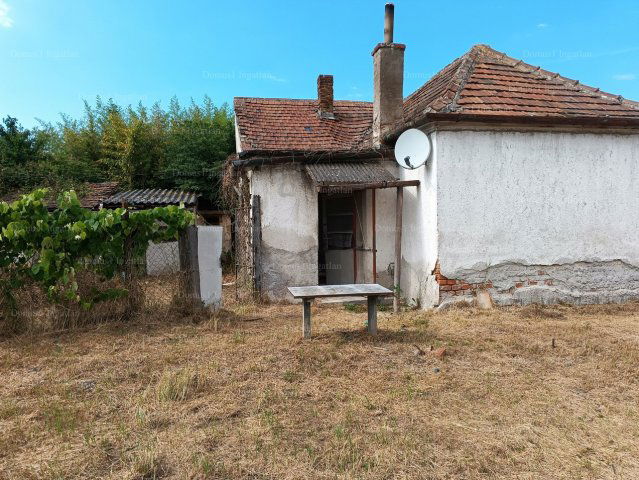 Eladó családi ház, Szombathelyen 10.8 M Ft, 2 szobás
