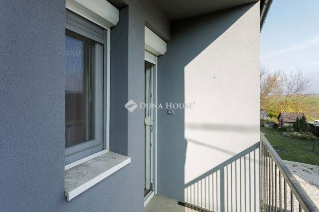 Eladó családi ház, Veszprémvarsányon 66.7 M Ft, 5 szobás