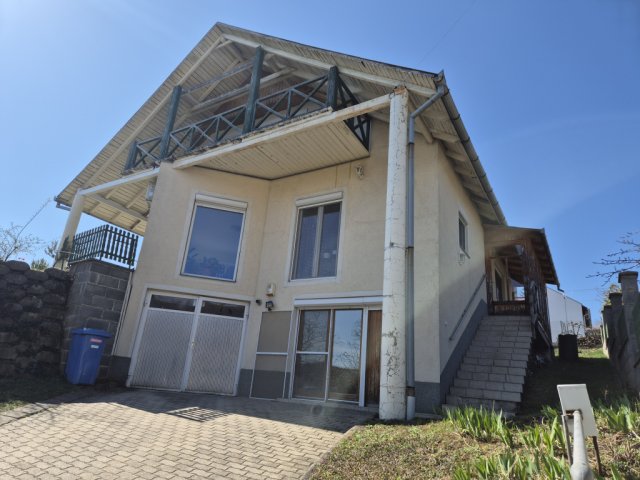 Eladó családi ház, Pécsett 138 M Ft, 5 szobás