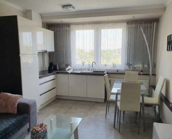 Eladó téglalakás, Pécsett 55.9 M Ft, 3 szobás