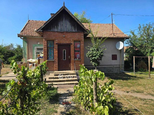 Eladó családi ház, Szerepen 4.6 M Ft, 1 szobás