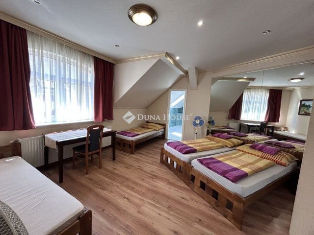 Eladó téglalakás, Baján 80 M Ft, 5 szobás