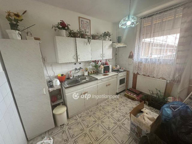 Eladó téglalakás, Pápán 29.5 M Ft, 2 szobás