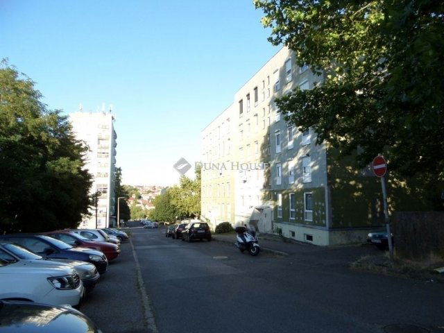 Eladó panellakás, Komlón 24.5 M Ft, 3 szobás