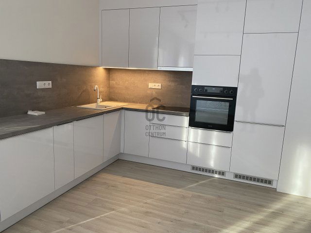 Eladó téglalakás, Szolnokon 68 M Ft, 3 szobás