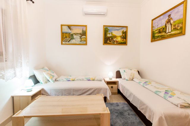 Eladó családi ház, Szegeden 289 M Ft, 12 szobás