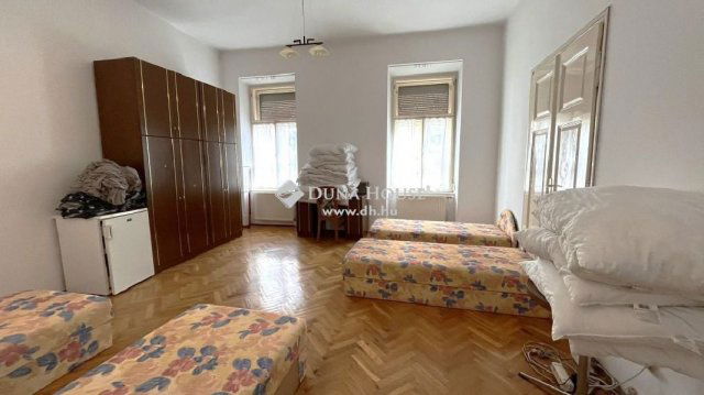 Eladó téglalakás, Szombathelyen 60 M Ft, 4 szobás