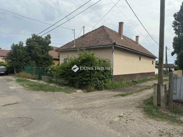 Eladó családi ház, Szentlőrinckátán 25.9 M Ft, 2 szobás