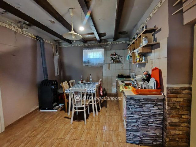 Eladó családi ház, Szentesen 15 M Ft, 2 szobás