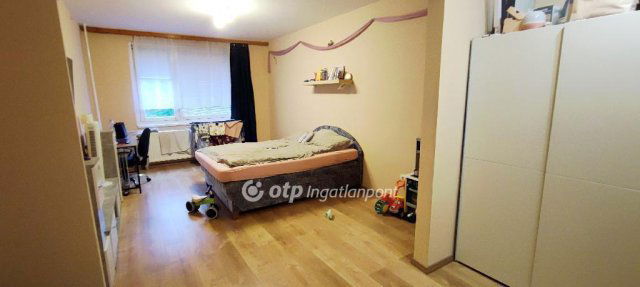 Eladó panellakás, Győrött 51.9 M Ft, 2 szobás