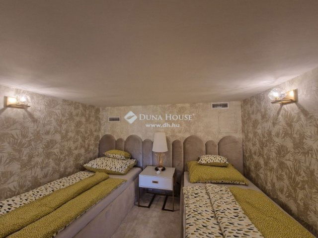 Eladó téglalakás, Siófokon 159 M Ft, 3 szobás