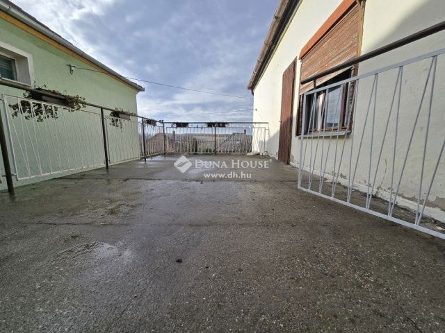 Eladó családi ház, Komlón 29.9 M Ft, 3 szobás