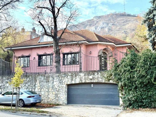 Kiadó családi ház, albérlet, XII. kerületben, Hegyalja úton