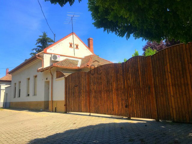 Eladó családi ház, Szentesen 99 M Ft, 6 szobás