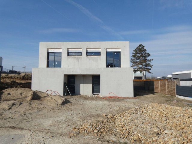 Eladó családi ház, Mogyoródon 270 M Ft, 10 szobás