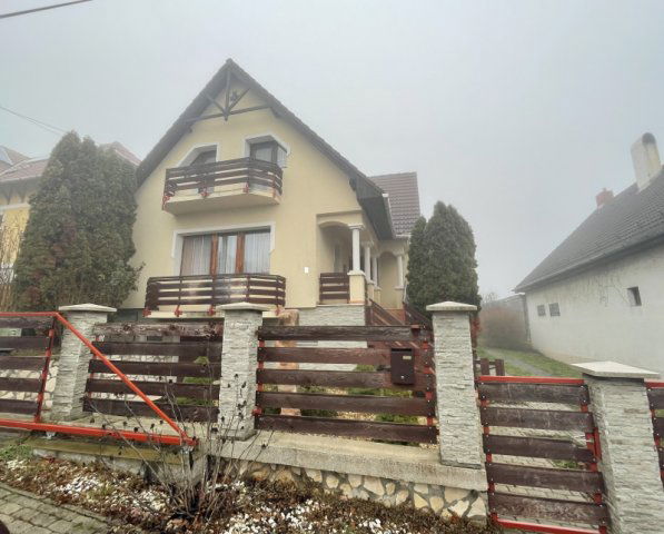 Eladó családi ház, Felsőörsön 158 M Ft, 5+1 szobás