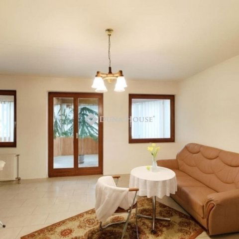 Eladó családi ház, Péterin 100 M Ft, 7 szobás