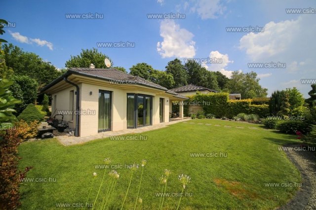 Eladó családi ház, Ürömön 299.9 M Ft, 4 szobás