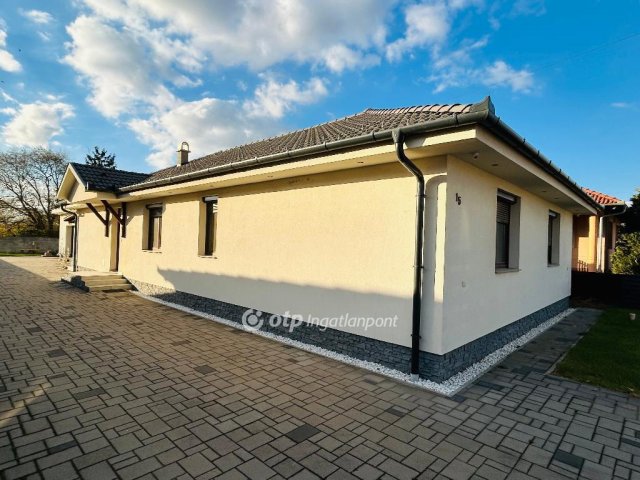 Eladó családi ház, Hajdúsámsonon 150 M Ft, 4 szobás