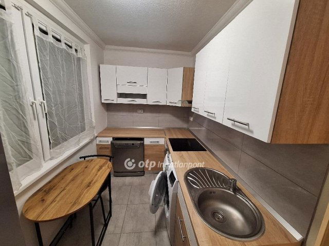 Eladó panellakás, Mezőhegyesen 20.9 M Ft, 2+1 szobás