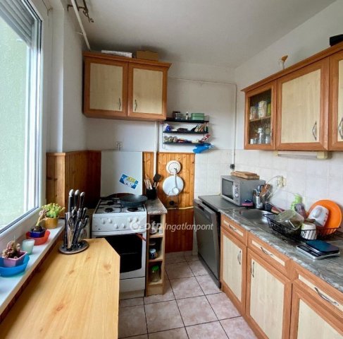 Eladó panellakás, Pápán 37.49 M Ft, 1+3 szobás