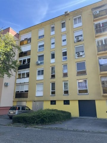 Eladó panellakás, Pécsett, Gadó utcában 36 M Ft, 1+1 szobás