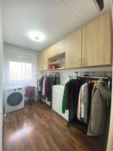 Eladó panellakás, Pécsett 54.9 M Ft, 4 szobás