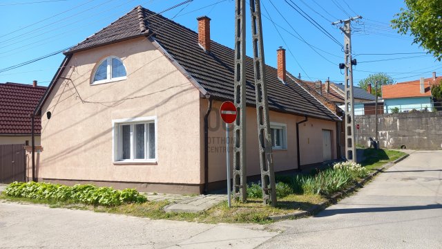 Eladó családi ház, Szekszárdon 42.9 M Ft, 4 szobás